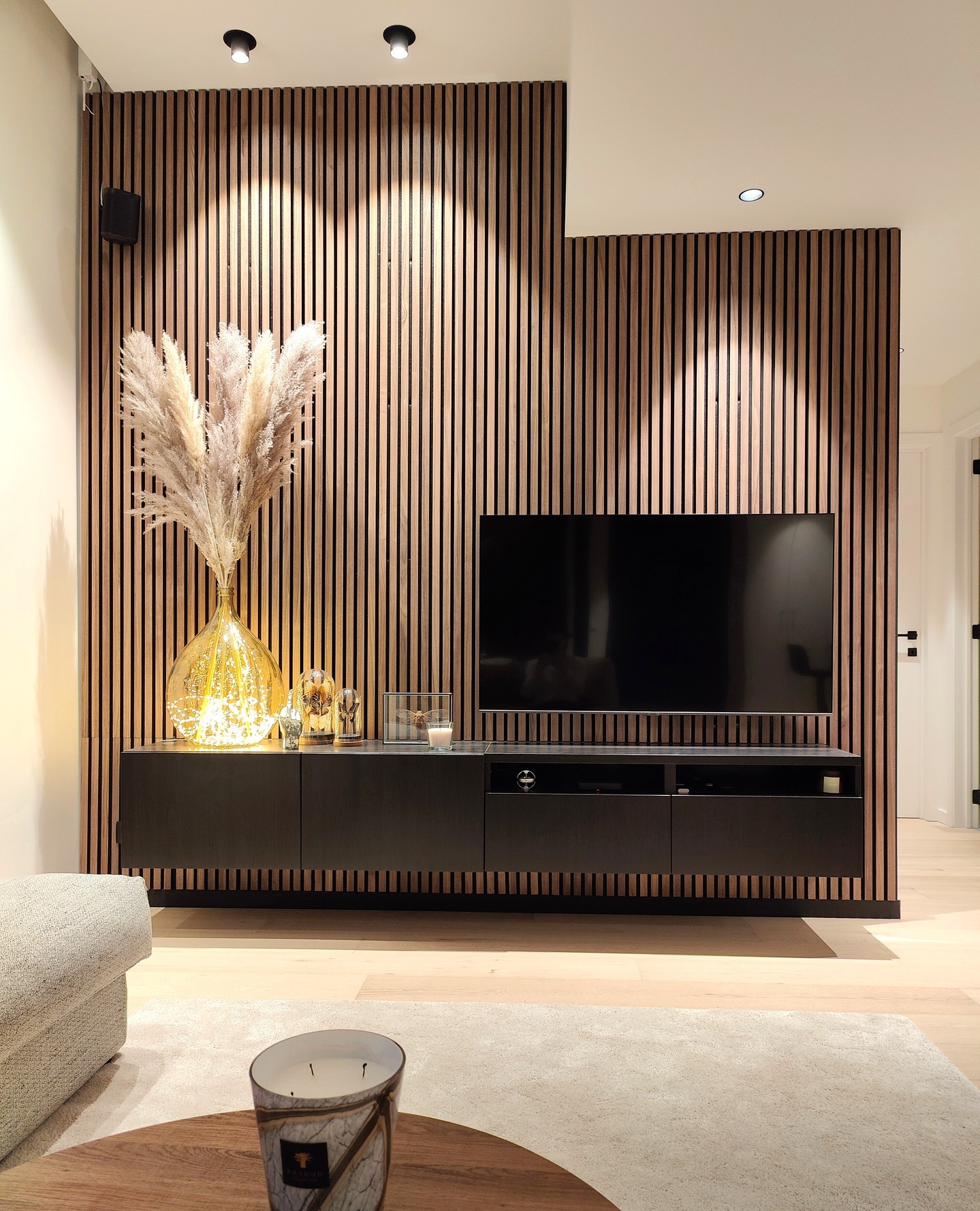 Holzpaneele Leikwood mit TV Möbel
